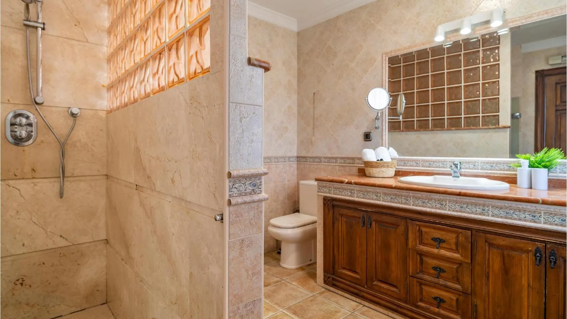 Amazing Home In Marbella With Kitchen Feriehus